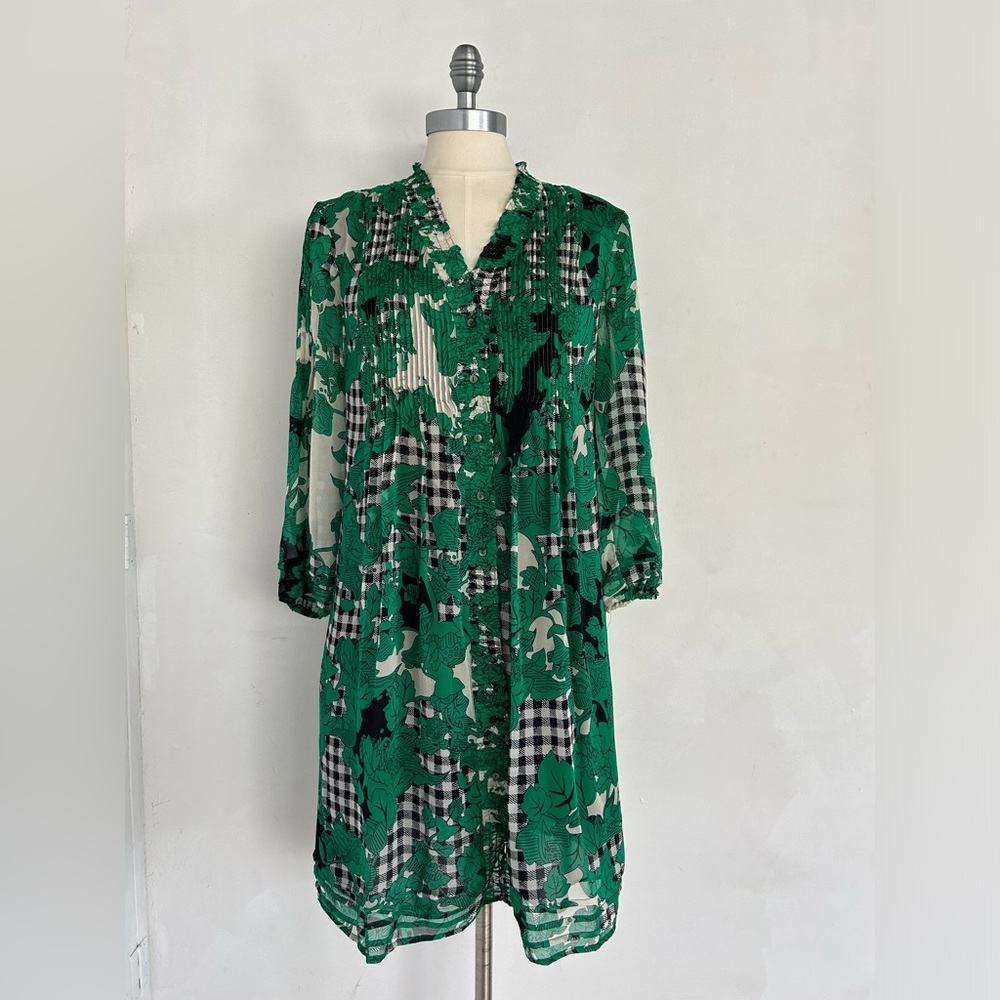 Diane Von Furstenberg green silk smocked button front dress Size 6